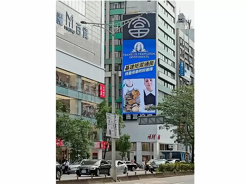 台北市大安區捷運忠孝敦化站3號出口(H&M)新裝亮相