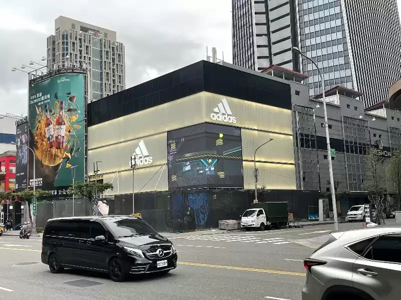 adidas Brand Center信義概念店